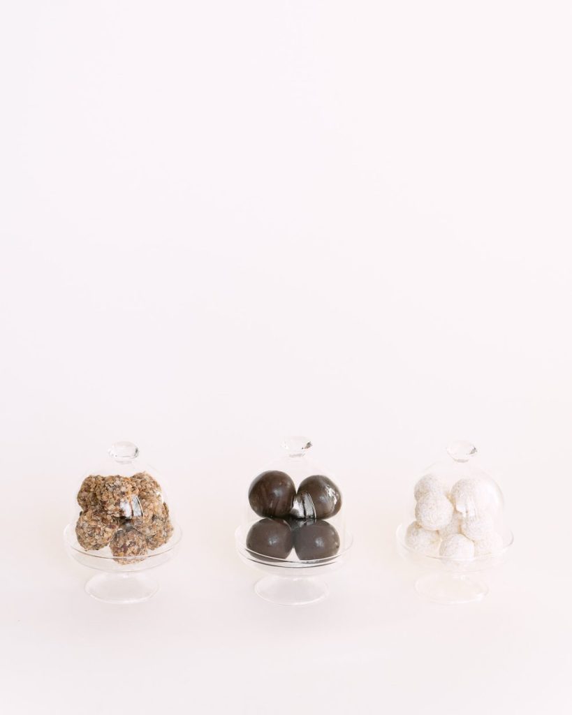 Praline sotto piccole campane di vetro