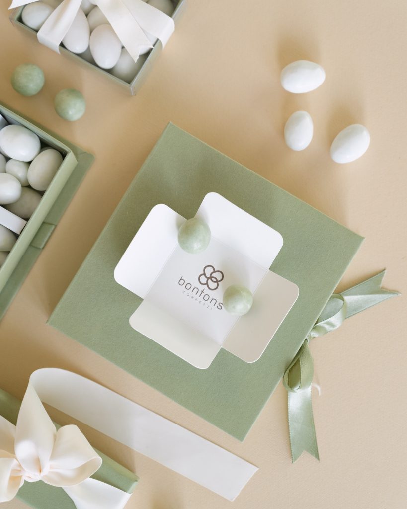 Scatola verde salvia con vassoio bianco col marchio Bontons e confetti verdi, nastri avorio