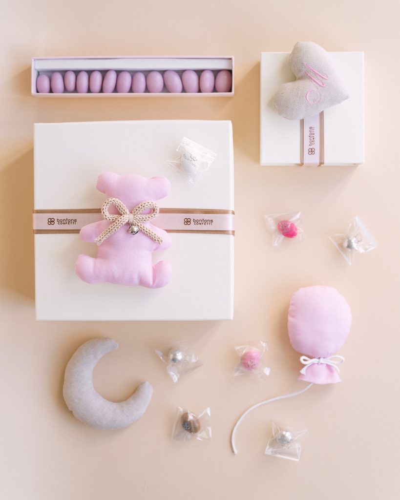 Confezioni per la nascita in rosa: scatola con orsetto in tessuto, astuccio di confetti rosa, palloncino e luna in tessuto