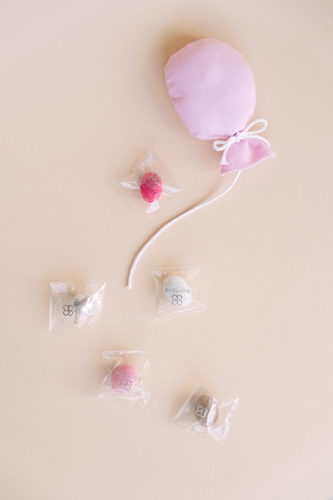 Palloncino rosa in tessuto e confetti in bustine trasparenti