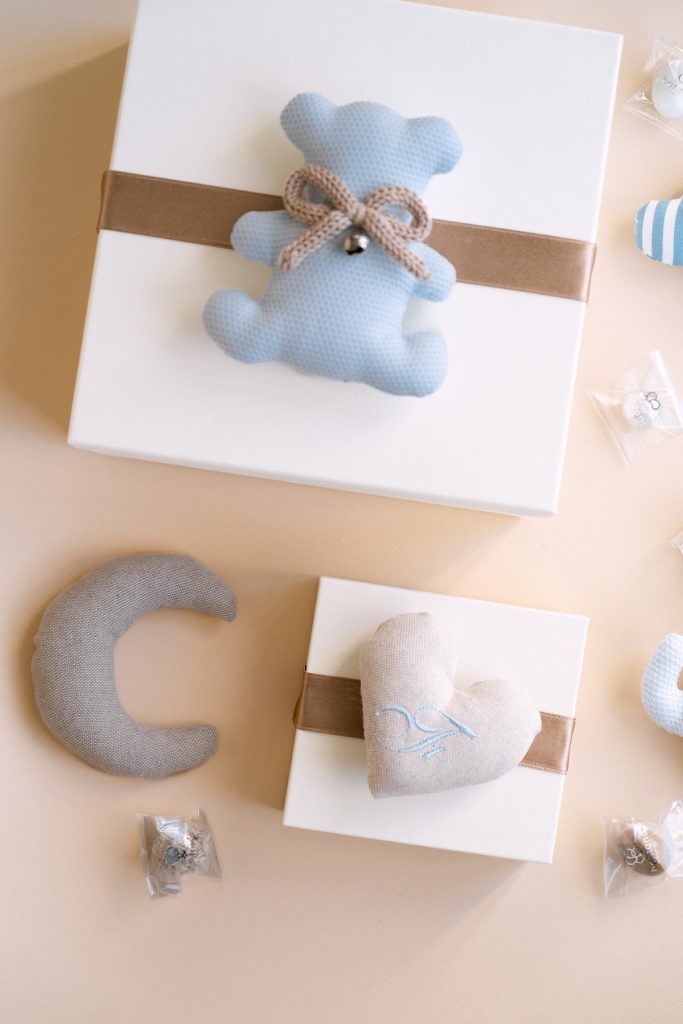 Scatola con orsetto azzurro in tessuto e fascia marrone, luna e cuore in tessuto