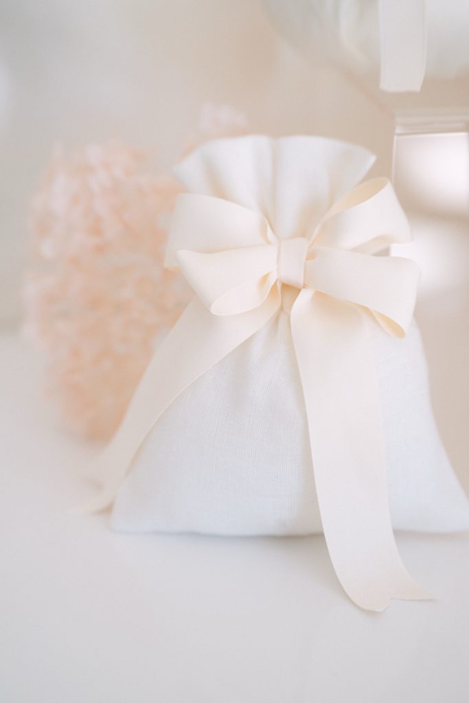 Sacchetto bianco con nastro e fiori color pesca