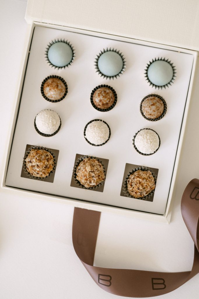 Scatola con praline negli scomparti