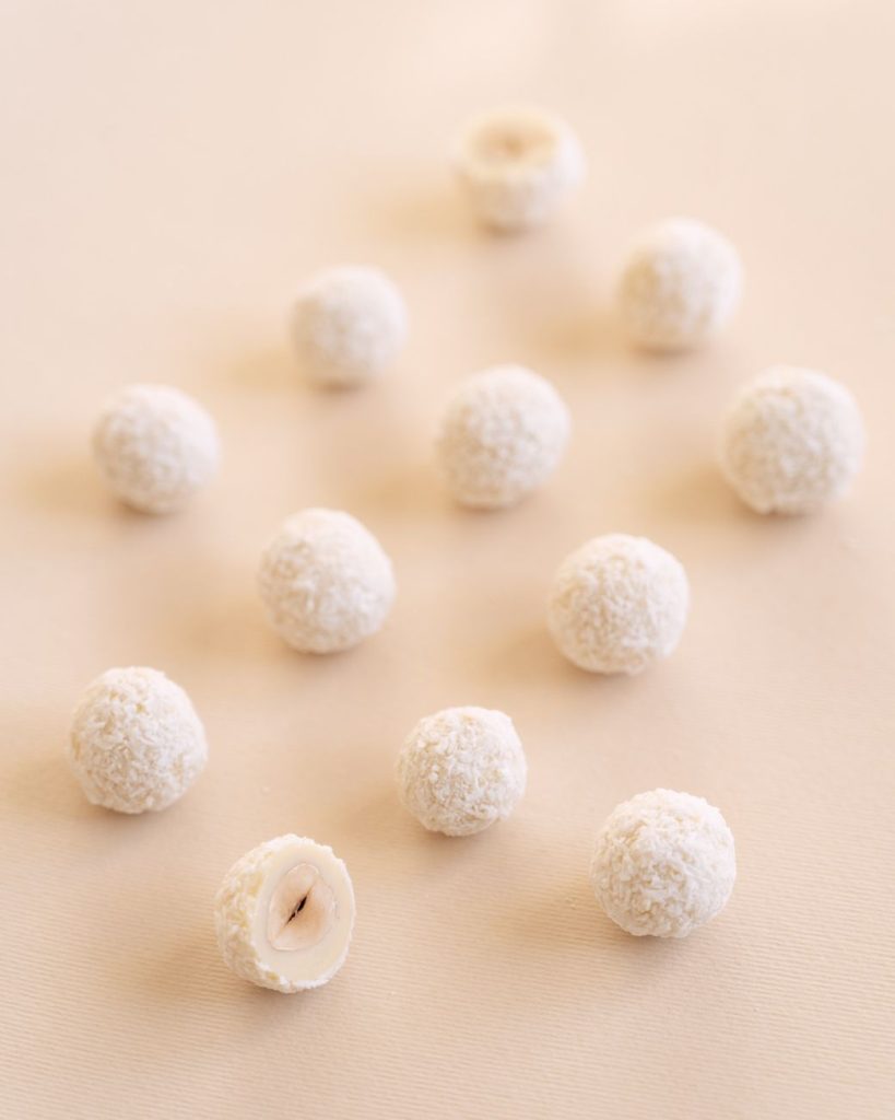 Praline al cocco su fondo pesca