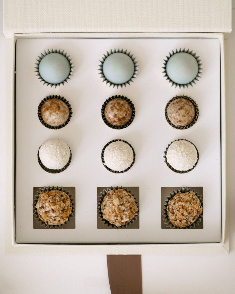Scatola con nove praline negli scomparti