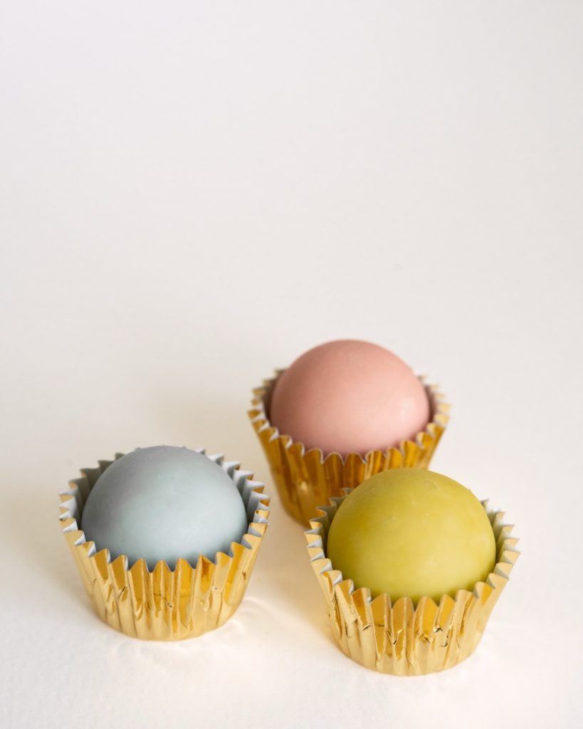 Ball Bontons in tre colori pastello, nei pirottini dorati